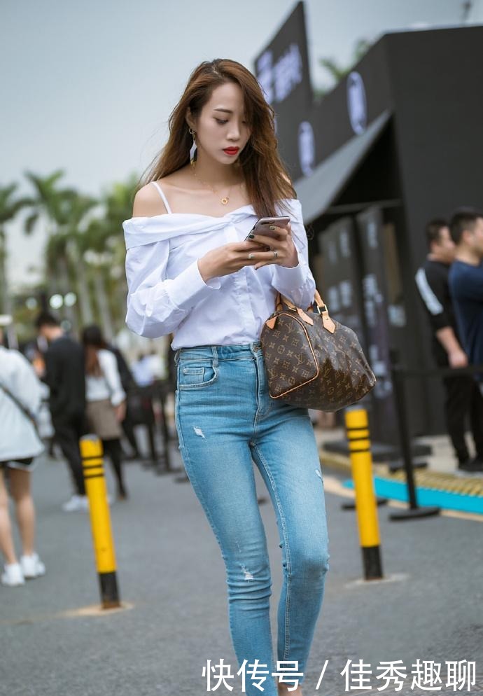 紧身牛仔裤|街拍:锁骨和“一字肩”上衣最配了