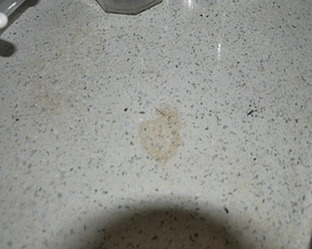 地板砖渗色处理妙招，地板砖划痕如何处理，地板砖划痕修复步骤