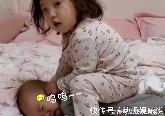 大宝|姐姐把弟弟“当马骑”，被妈妈发现后表情亮了，网友：打弟要趁早