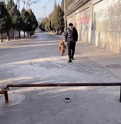 爸爸|“最谨慎宝宝”火了，跟爸爸外出遛弯遇栏杆，小心翻越萌翻网友
