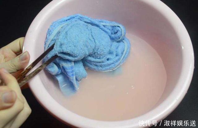 毛巾用久了又脏又臭,教你一招搞定,洗完晾干跟新买的一样