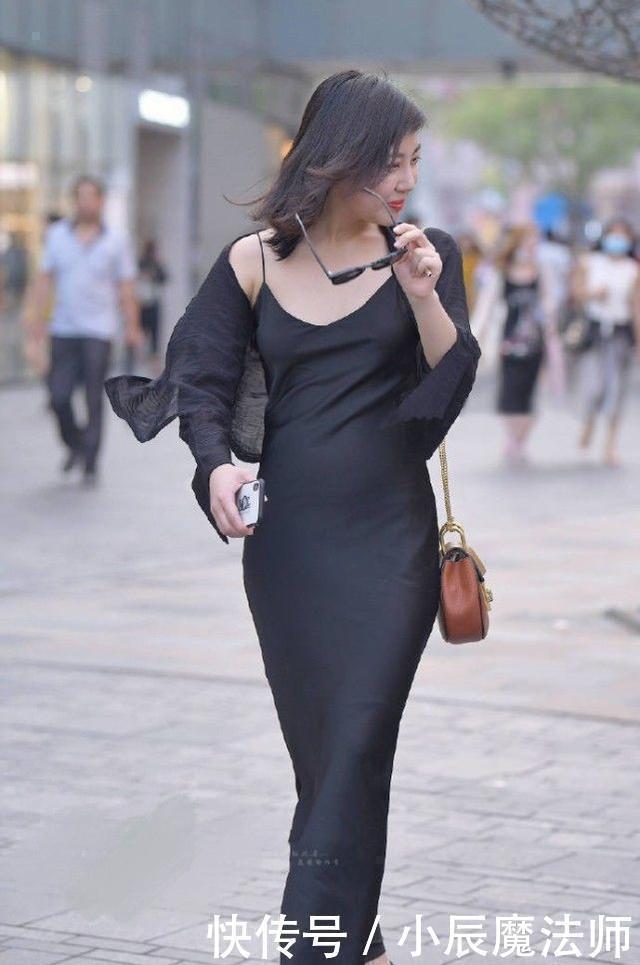 吊带 美女穿搭:吊带连衣裙外加黑色薄纱外套,气质出众,笑容迷人