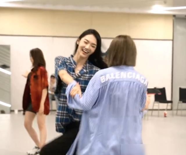  不怪|乃万探班“青你二团”比拼臂力，不怪被称“老公团”金子涵厉害了