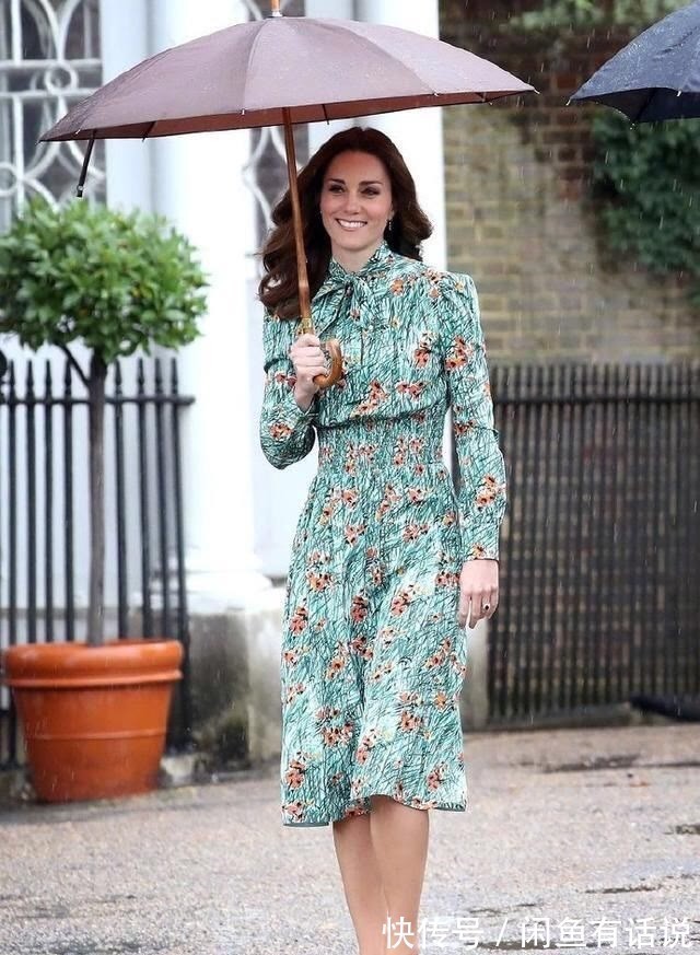 穿搭|凯特王妃一家真低调,穿碎花裙陪孩子们逛街,一点皇室架子都没有