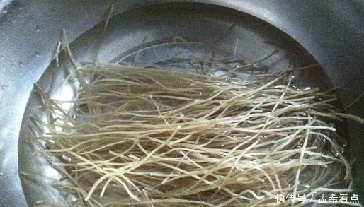 泡软|泡粉条万万不可直接加水，老师傅教我一招，2分钟轻松泡软有嚼劲