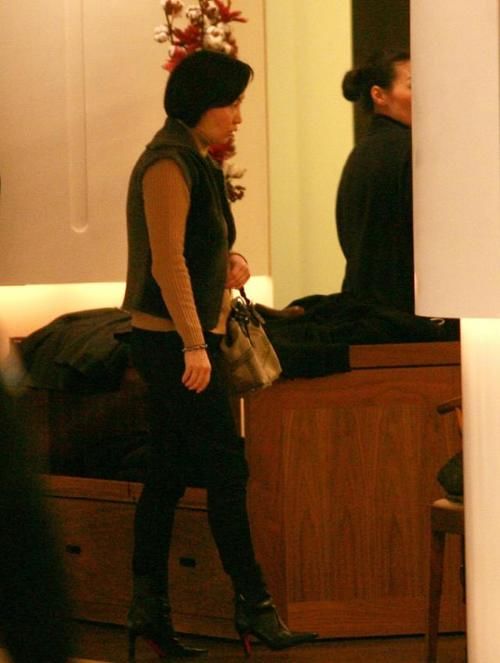 马甲|坐拥320亿身家的何超琼,穿毛衣配小马甲,造型和普通人一个样