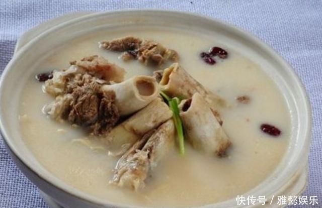 炖骨头汤时,尽量别放这种料,不然毁了整锅汤,肉柴汤还难喝