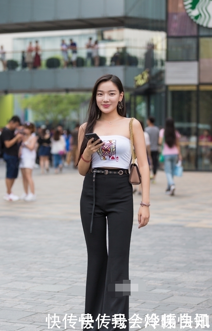 小姐姐|街拍:清爽纯净的美女,搭配有致俏皮活泼看起来青春个性!
