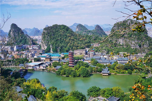 最能代表桂林山水的旅游景点，造型奇特，岩洞里居然全是三花酒