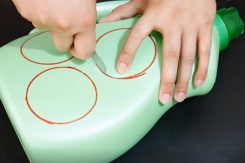 洗衣液瓶不要扔,中间切3个圆圈,放在卫生间,全家人都抢着用