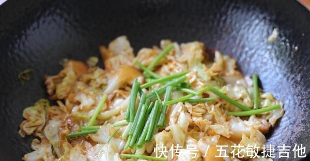 脆爽|包菜这样做,真的太下饭了,简直吃上瘾了,脆爽可口,做法也简单!