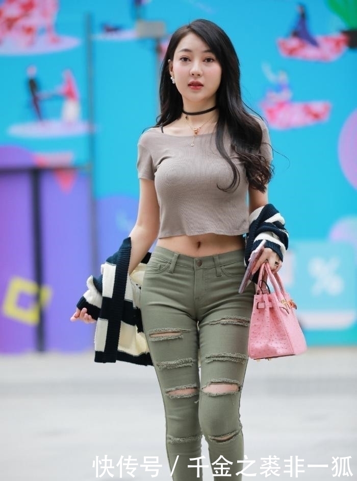 魅力|看来裤子越破越有魅力,小姐姐的时尚感真是超前