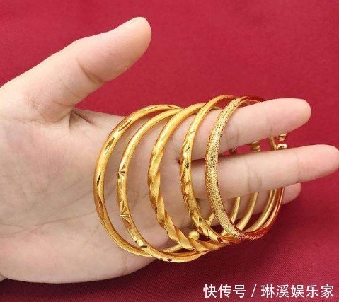 空心 女人买“黄金首饰”,手链还是手镯好会看2点的,都是懂行人