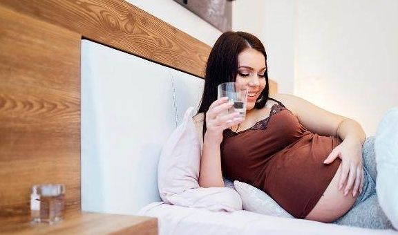 怀孕期间|怀孕期间,孕妈有这4种症状,可能是胎儿向你发出“口渴”的信号