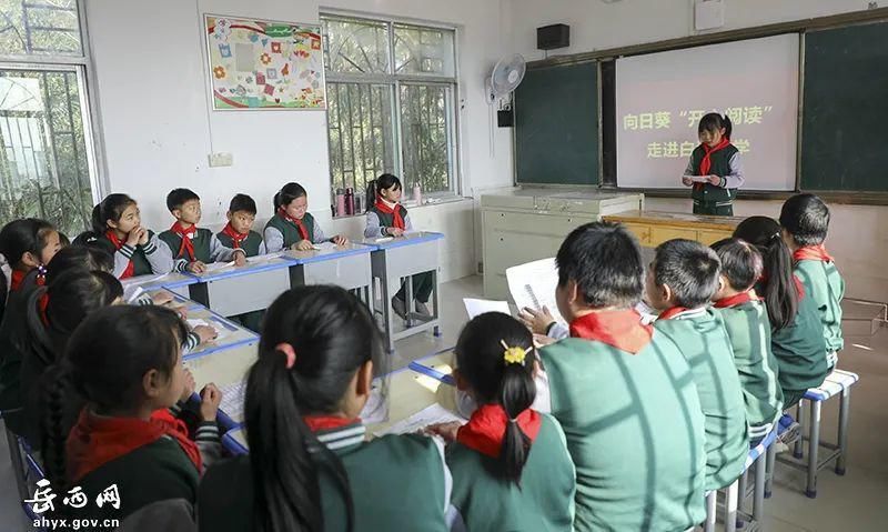  这是“会跑的图书馆”！绘本巴士开进大别山