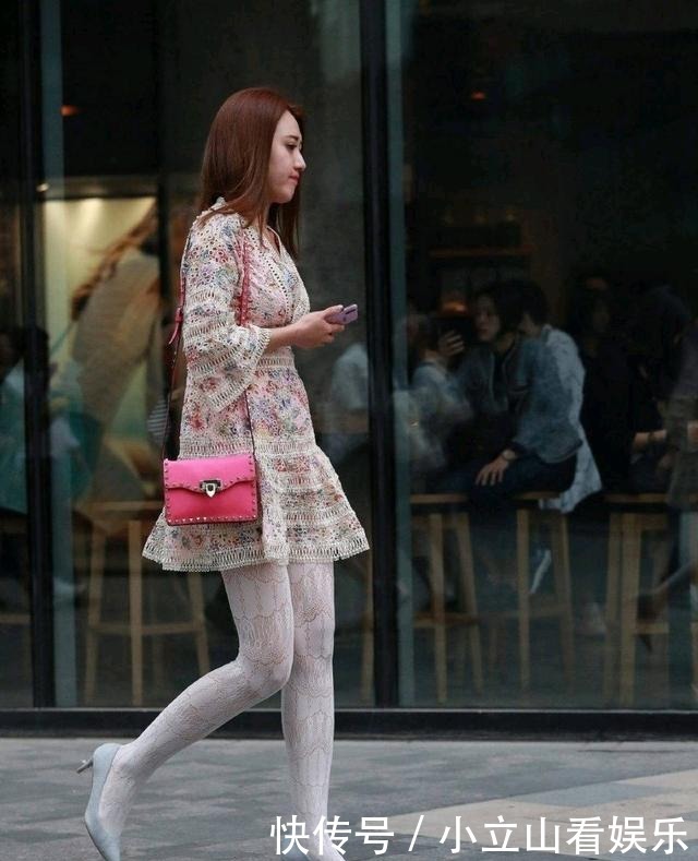 小清新镂空针织裙搭配白色高筒袜,美女走的是萝莉风格,甜美可爱