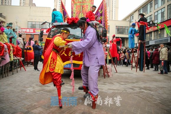 民间艺术|5岁济南萌娃踩高跷：看传统民间艺术在成长中传承