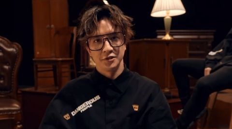 十個薛之謙,抒發(fā)15年的感慨:當(dāng)燈光打在身上,哪有理由不去聲嘶力竭