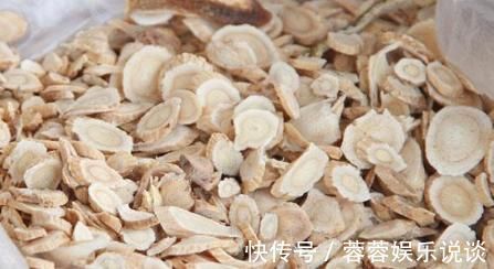 黄芪泡水|常喝黄芪泡水能“养生”，喝错也伤身，喝黄芪的禁忌都有哪些？