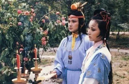 抄检!抄检大观园,爱挑礼的黛玉没反应,探春激烈反抗,宝钗搬走了,这是为什么?