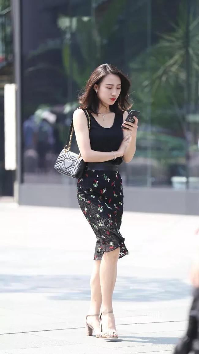 上半身|小姐姐包臀裙搭配紧身背心,身材凹凸有致很火辣,突显时尚气质