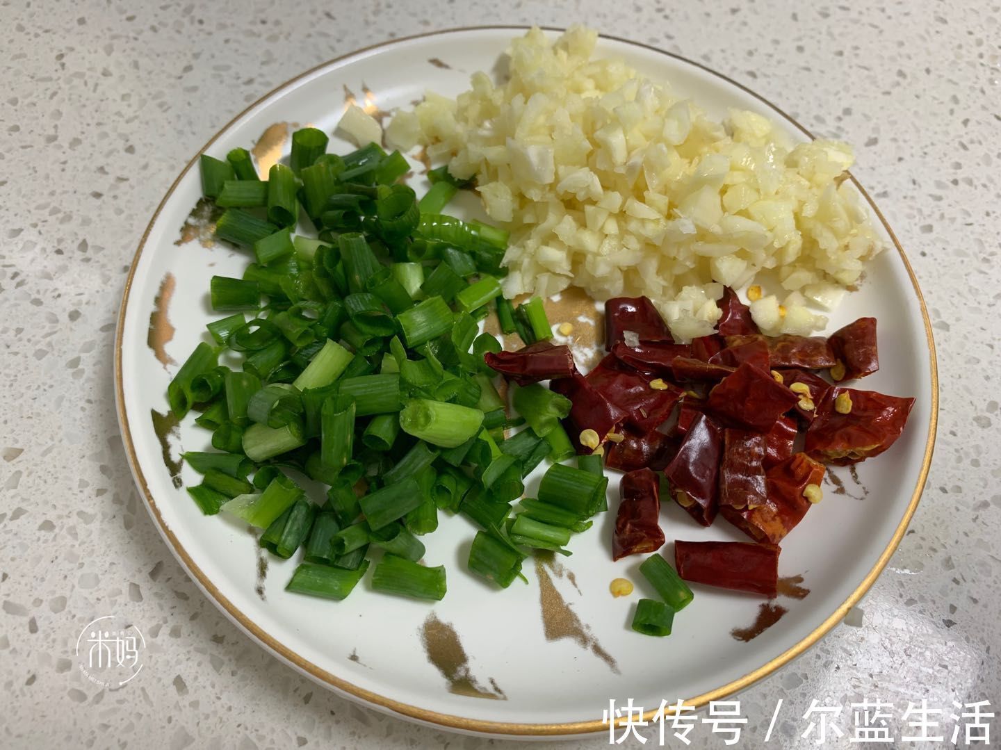 这两样素菜一起炒，实在太鲜香了，难怪女儿爱吃，比吃肉都香