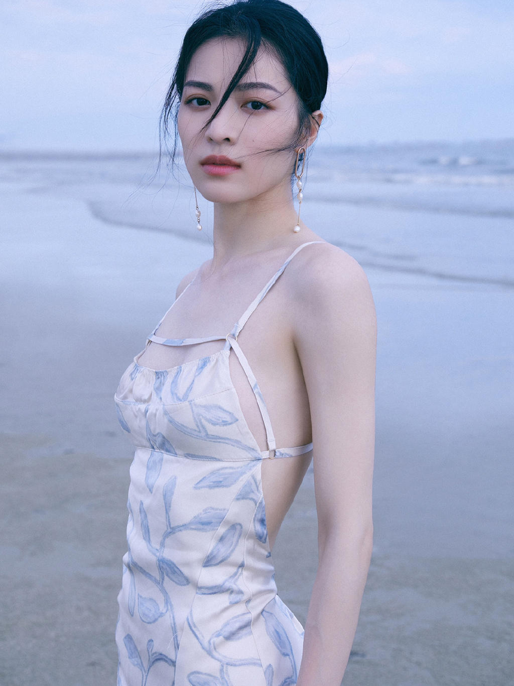 吊带连衣裙|钟楚曦的身材比例太完美,一袭吊带连衣裙性感优雅,美得让人心动