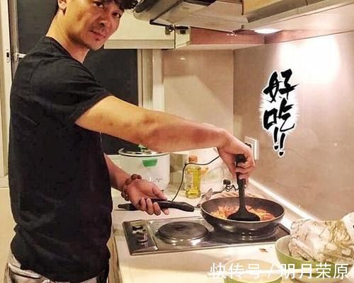 廚房|走進(jìn)演員吳樾住的房子，廚房里就一個(gè)電磁爐，看來平時(shí)幾乎不做飯