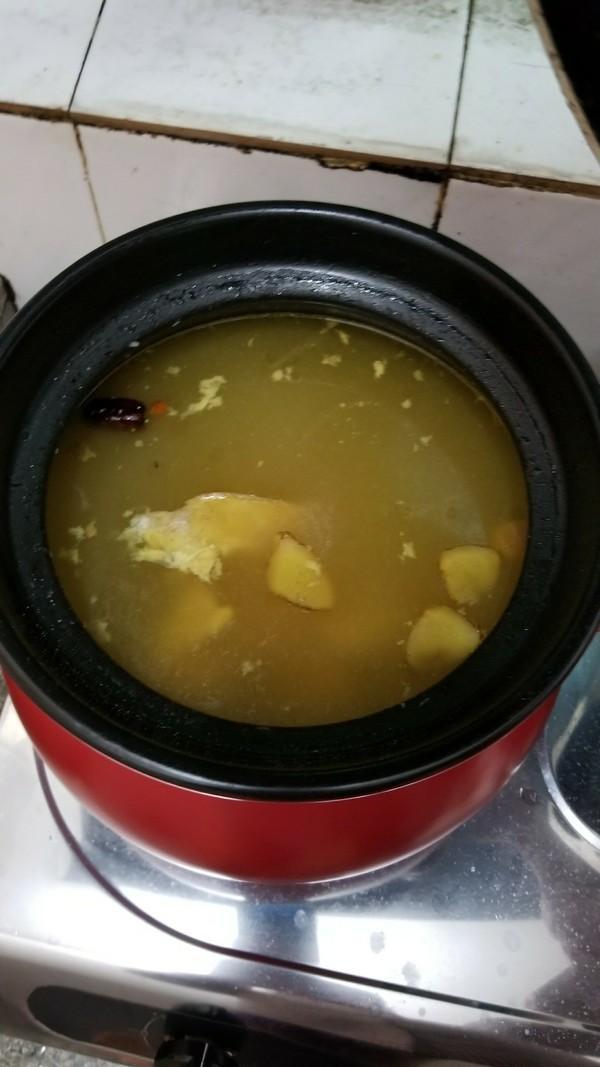 炖鸡汤，直接下锅煮就毁了，掌握一个技巧，汤清澈甘甜，鸡肉不柴