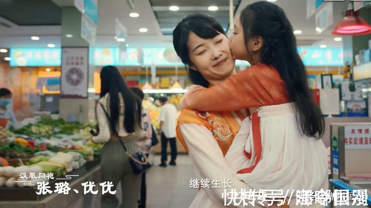 什么梗&拿“穿汉服骑电车送外卖”来表现汉服自由,这广告怎么想的?