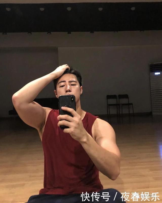 小哥|小伙一周健身4次,戒掉炸鸡甜品,如今身材傲人,肌肉线条硬朗