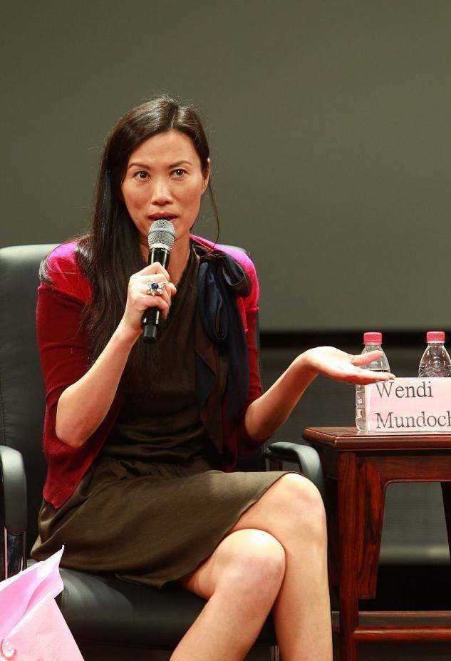 发型|51岁邓文迪素颜太苍老,出席活动发型凌乱不精致,弯腰驼背像大妈