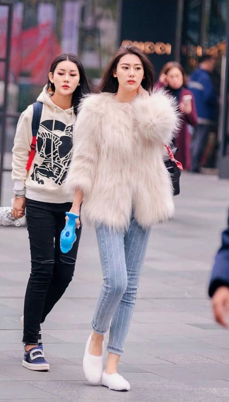 身形|街拍:气质女生的半身裙穿搭, 简单正式清爽, 演绎出了优雅高冷的美