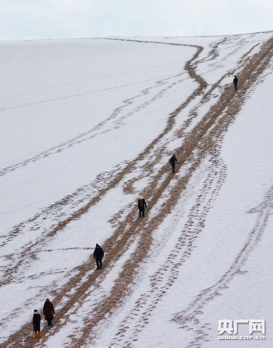 景区|甘肃敦煌迎来今冬首场降雪，鸣沙山月牙泉现“沙雪共生”美景