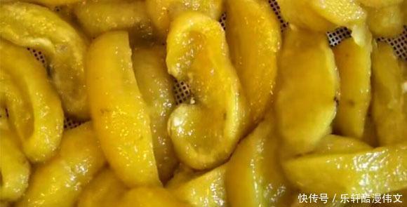 这食材很常见,一块多钱一斤,多买些放冰箱一冻再一蒸,老好吃了