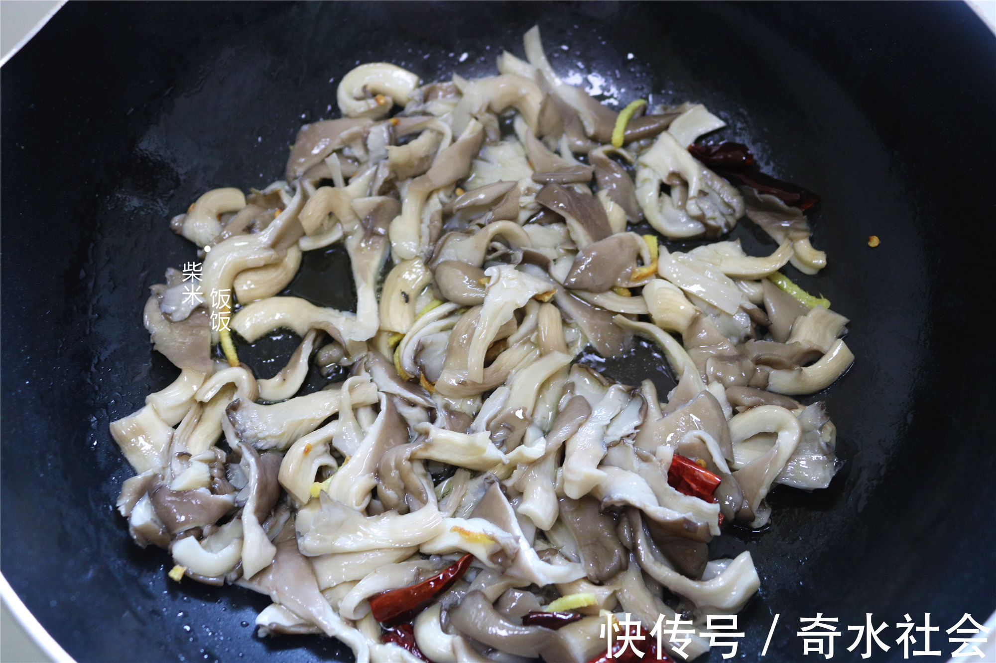 一日三餐|蘑菇和它是绝配,大火一炒,2分钟出锅,鲜香滋味赛过吃肉