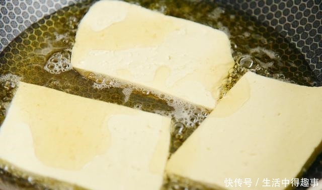 豆腐新吃法，不炒也不炖，5分钟即可上桌，好吃又下饭，老少爱吃