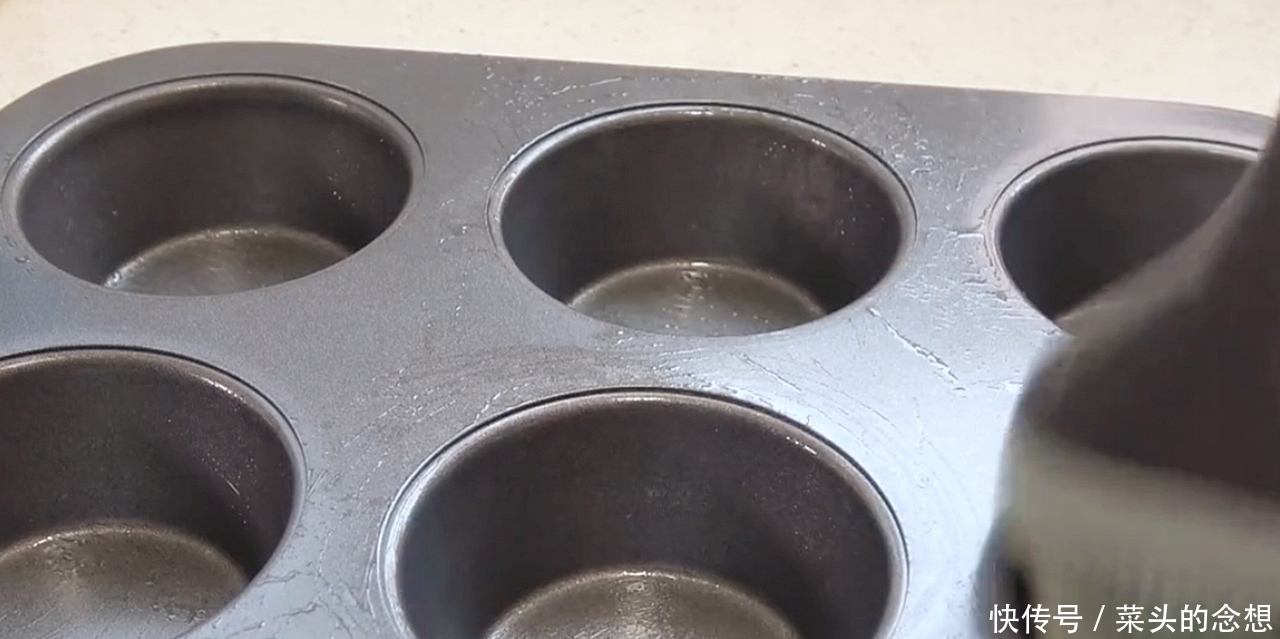 想吃小蛋糕不用买，4个鸡蛋半碗面粉，教你简易做法，蓬松又香甜