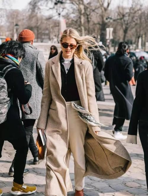 ?女人到了中年，这才是你该有的穿搭：大衣+阔腿裤，时髦又减龄