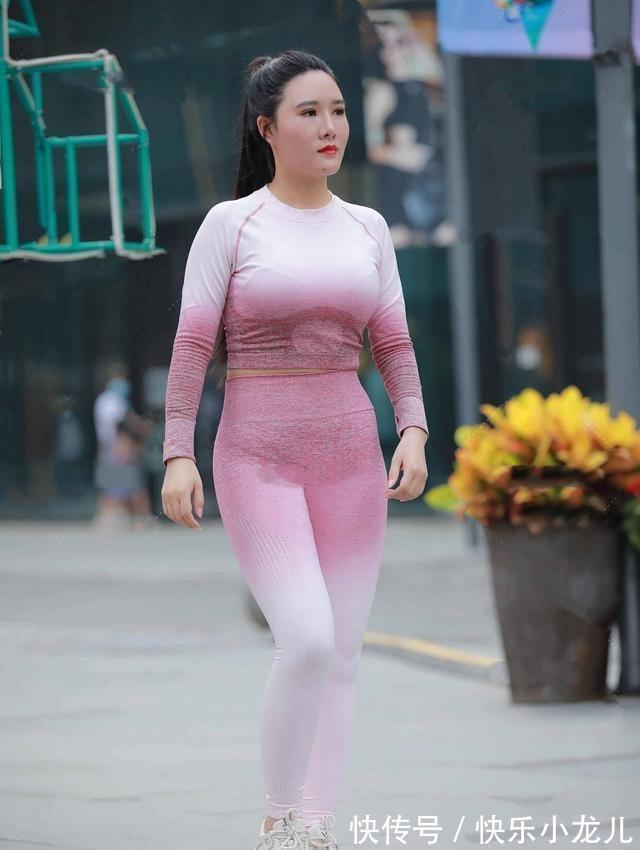 搭配 精致的印花打底裤穿搭,才能扬长避短打造出众美感,也很优雅