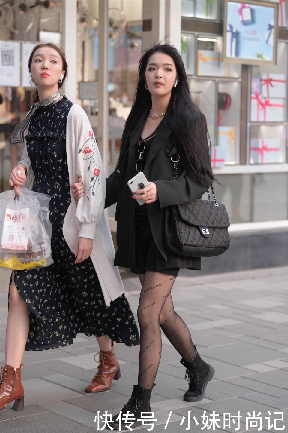 讲究|街拍:穿着黑色丝袜的女生,搭配高跟鞋还是平底鞋,其实也有讲究