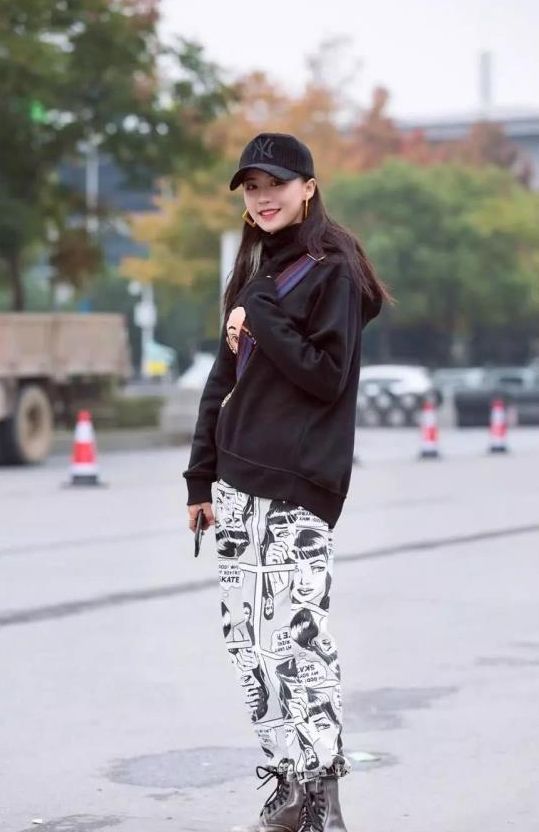 美女|街拍:小姐姐身穿格子外套,气质优雅,大家闺秀的感觉