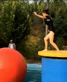 |搞笑GIF：弟妹平时对哥们管得挺严的