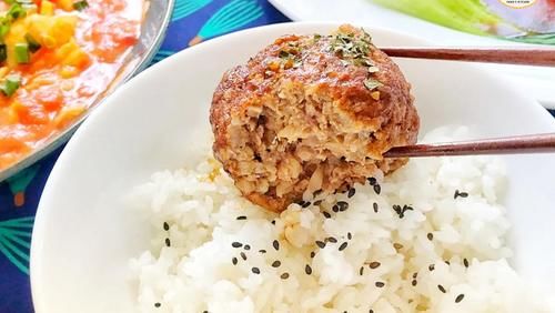 四喜丸子，原来加“馒头碎”是关键！如此做肉馅不松散，咸鲜酥嫩