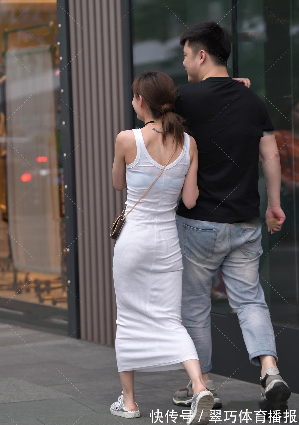 料子 方领针织长裙搭配休闲帆布鞋,轻松舒适,端庄性感的简约穿搭