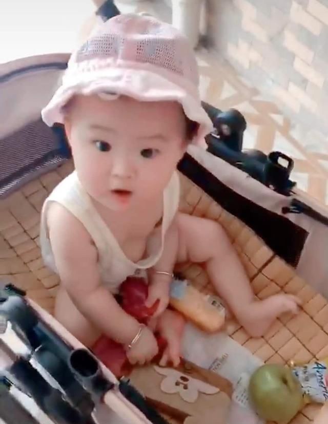 超市|宝妈带娃逛超市,回家后发现儿子手中有东西,仔细一看妈妈笑翻