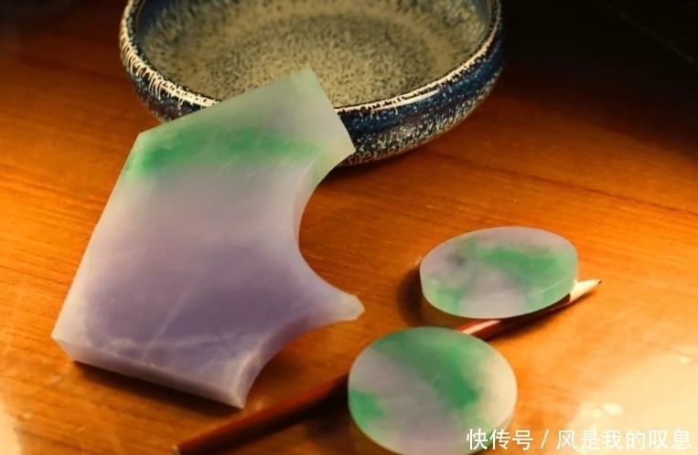 送出去|奇闻:送出去的一块翡翠废料,闺蜜拿去酱紫做,瞧到成品不淡定