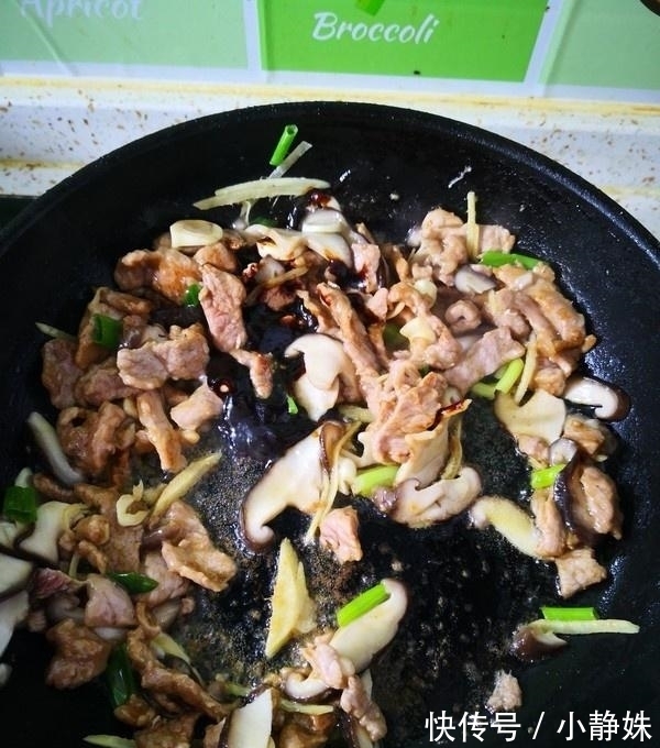 茼蒿|夏天，这菜要多吃，保护心血管，隔日排出宿便，多吃皮肤不粗糙