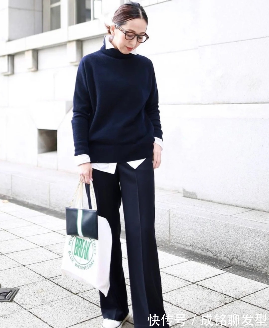 知性优雅 50岁女性怎么穿知性优雅?颜色要简、款式要精,搭配得体才更高级