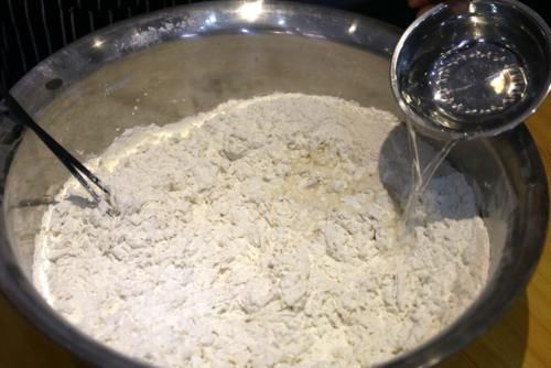 白菜做馅，切忌用盐杀水，给您支一招，白菜不出水，饺子鲜美多汁